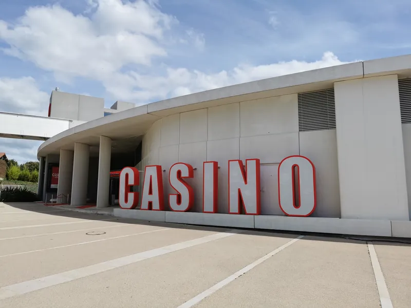 Façade moderne du Casino Partouche Pornic