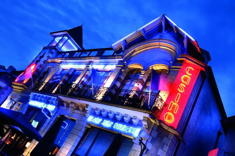 Façade illuminée du Casino Partouche Pornic de nuit