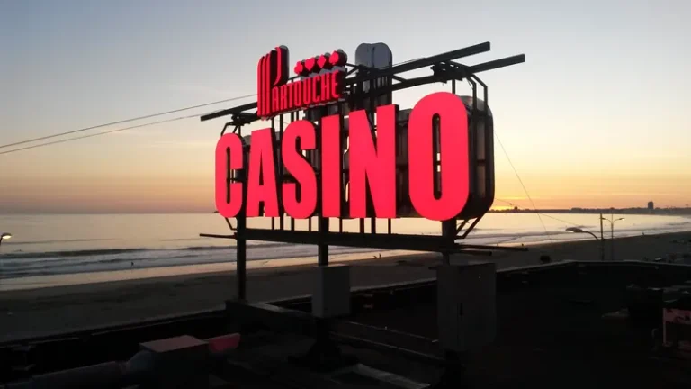 Enseigne du Casino Partouche Pornichet face à la mer