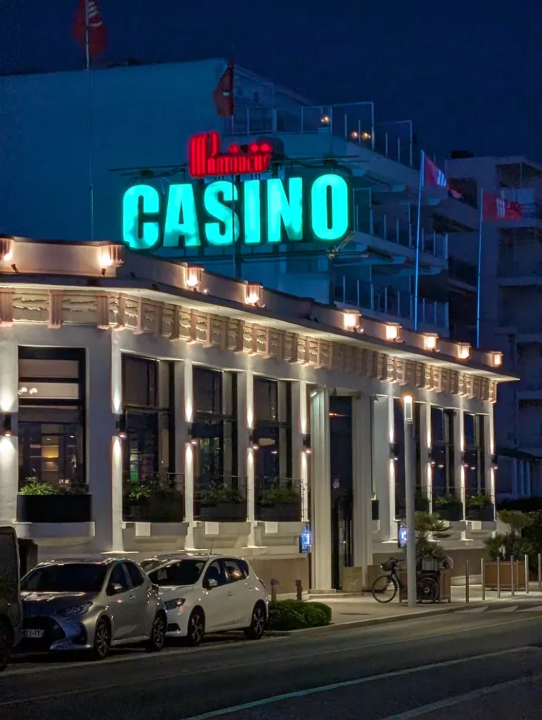 Façade éclairée du Casino Partouche Pornichet
