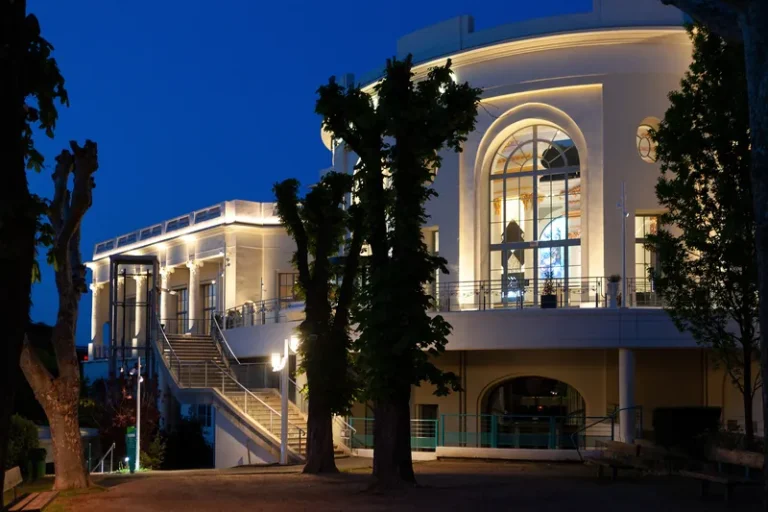 Façade principale du Casino Partouche Royat