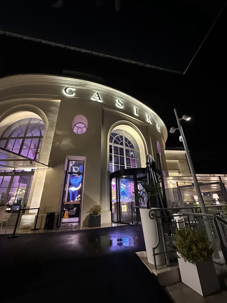 Façade éclairée de nuit du Casino Partouche Royat