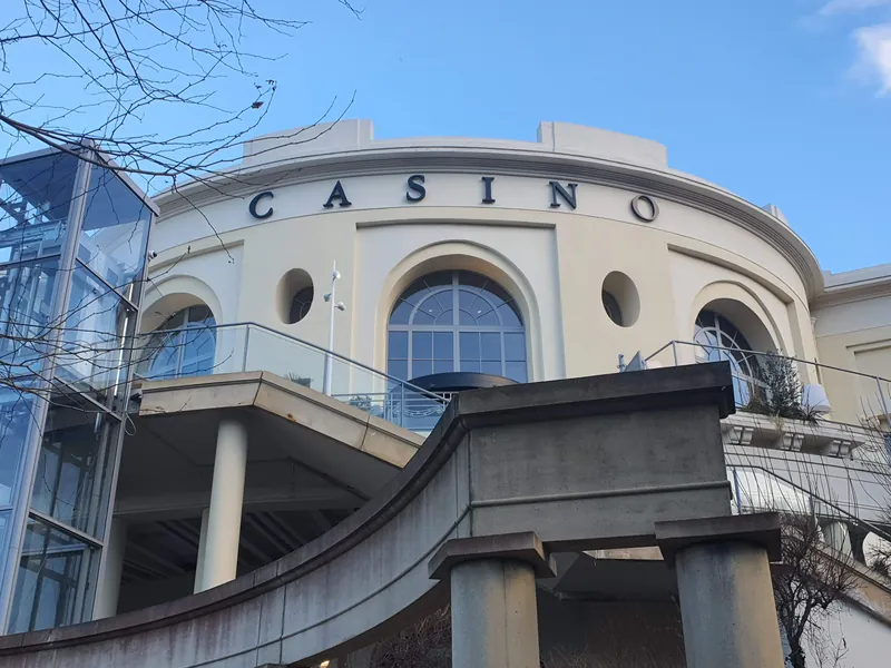 Façade arrondie du Casino Partouche Royat