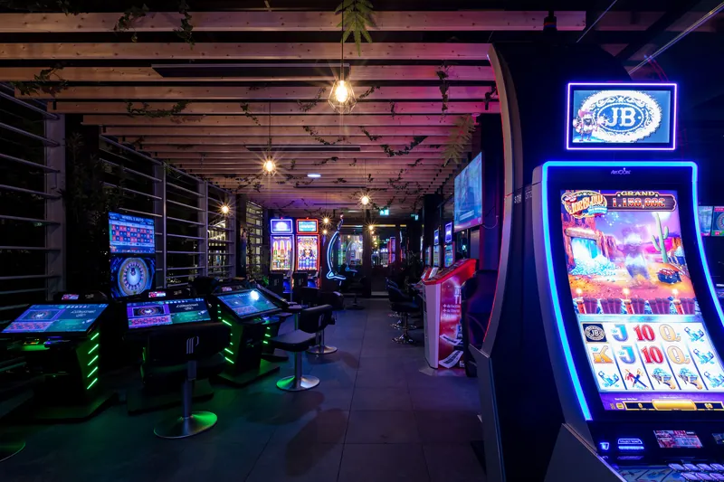 Machines à sous éclairées au néon du Casino Partouche Royat