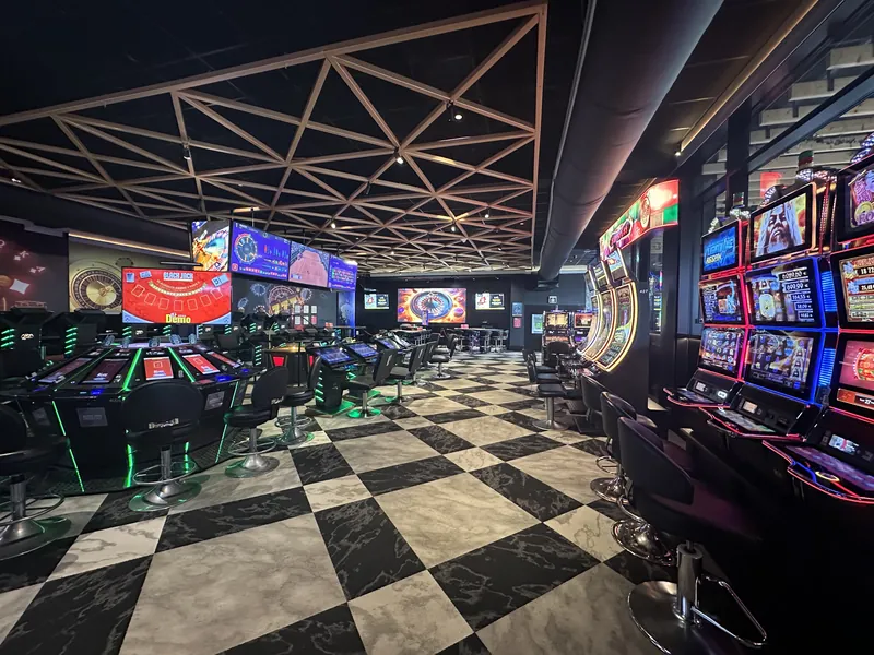 Salle de machines à sous du Casino Partouche Royat
