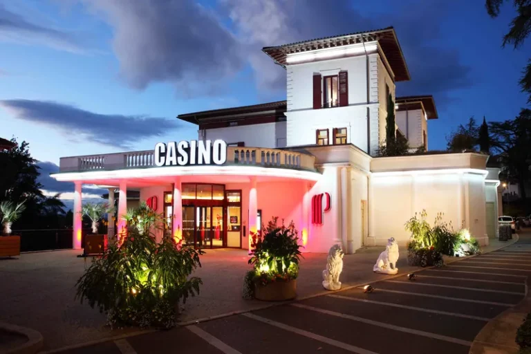 Façade principale du Casino Partouche Saint Galmier