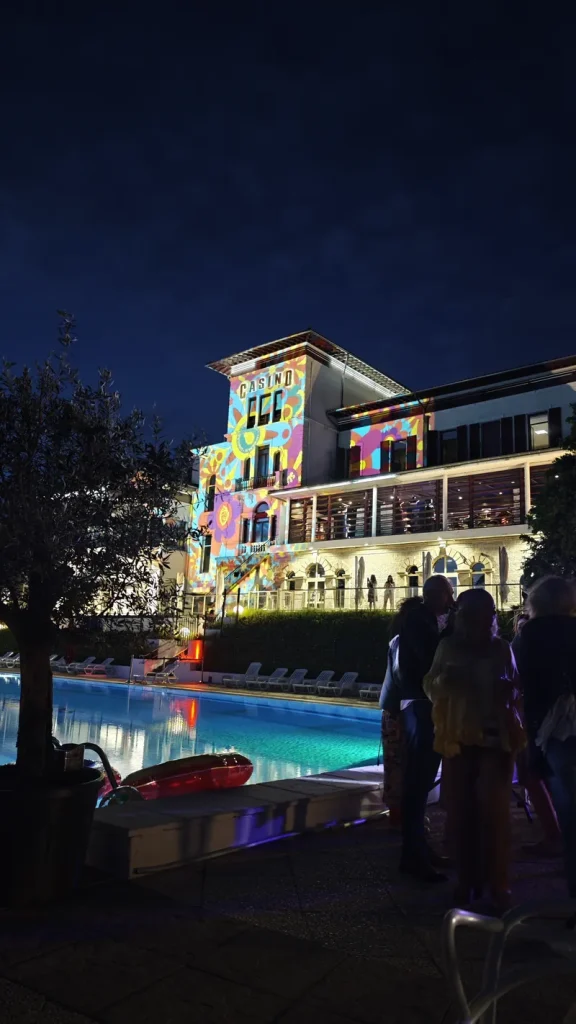 Façade lors d’une animation nocturne du Casino Partouche Saint Galmier