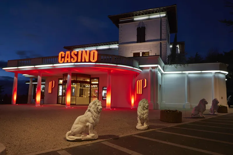 Façade illuminée du Casino Partouche Saint Galmier