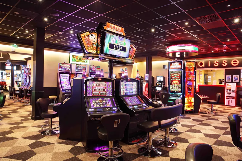 Rangée centrale de machines à sous du Casino Partouche Saint Galmier