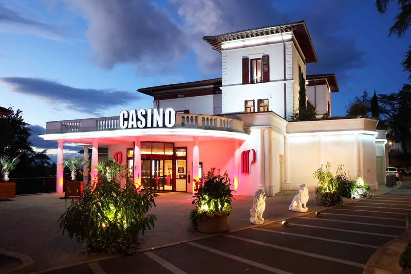 Façade principale du Casino Partouche Saint Galmier