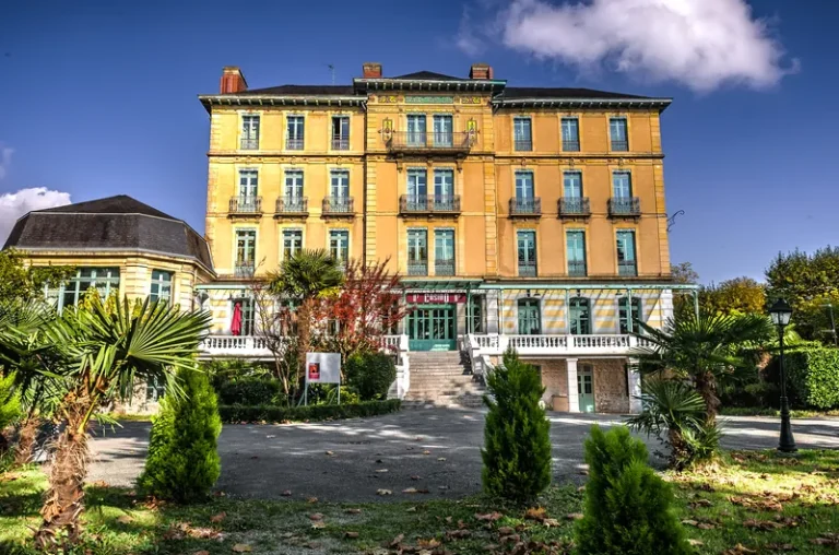 Façade du Casino Partouche Salies-de-Béarn en journée