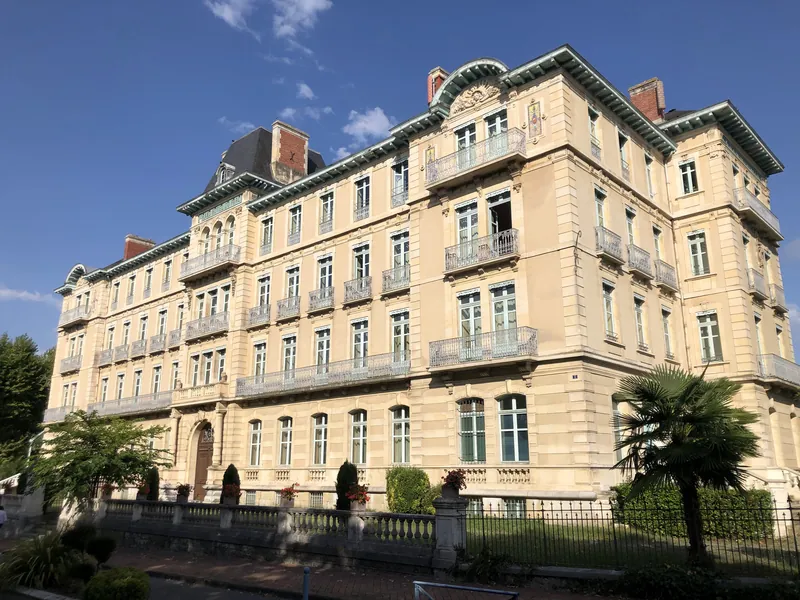 Façade historique du Casino Partouche Salies-de-Béarn