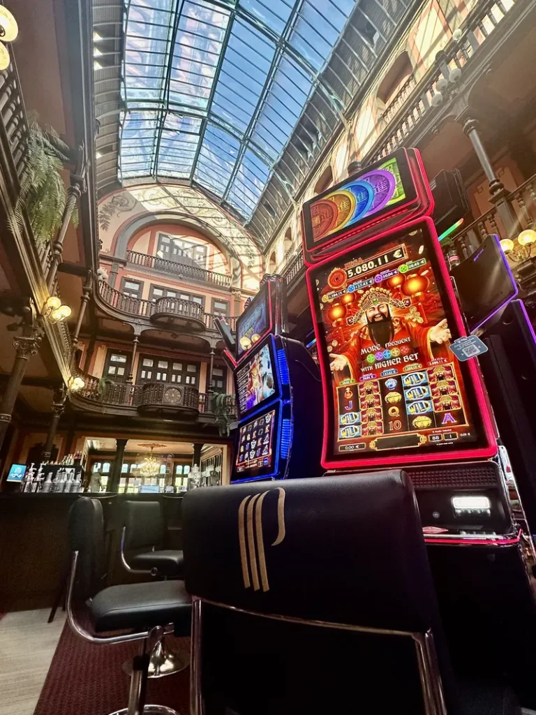 Machine à sous dans l’atrium du Casino Partouche Salies-de-Béarn