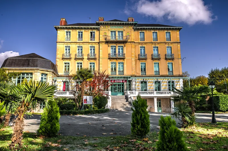 Façade du Casino Partouche Salies-de-Béarn en journée