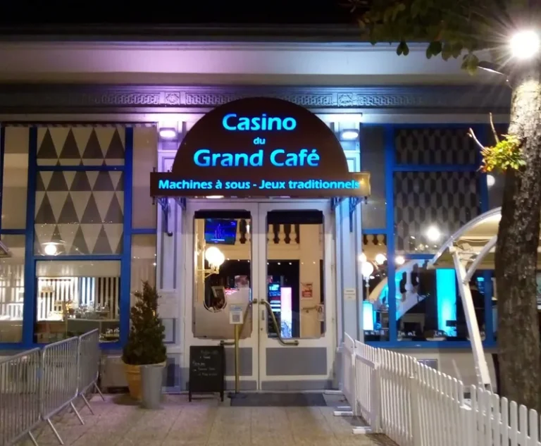 Façade principale du Casino Partouche Vichy Grand Café