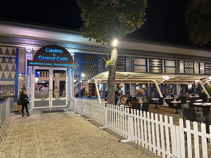 Terrasse et entrée de nuit du Casino Partouche Vichy Grand Café