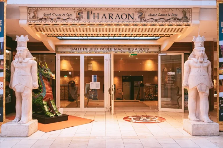 Façade principale du Grand Casino Partouche Lyon Le Pharaon
