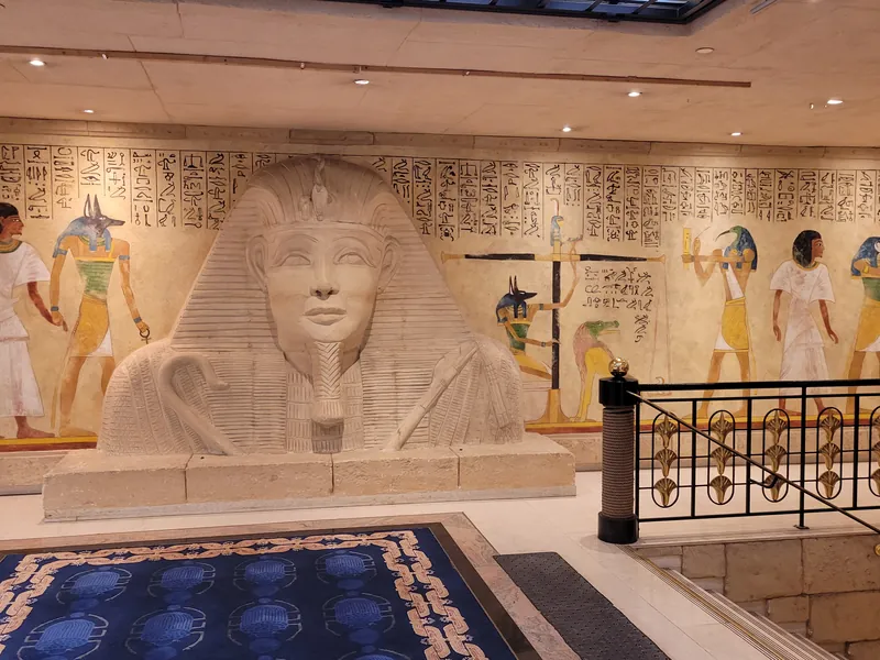 Décor sur le thème des pharaons du Grand Casino Partouche Lyon Le Pharaon