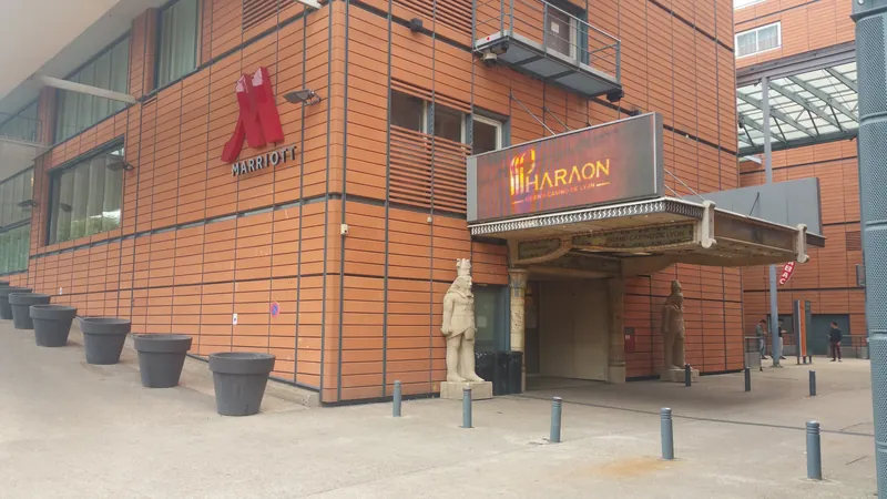 Entrée principale du Grand Casino Partouche Lyon Le Pharaon