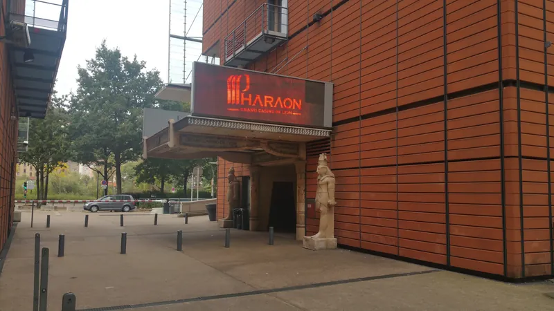 Façade et entrée du Grand Casino Partouche Lyon Le Pharaon