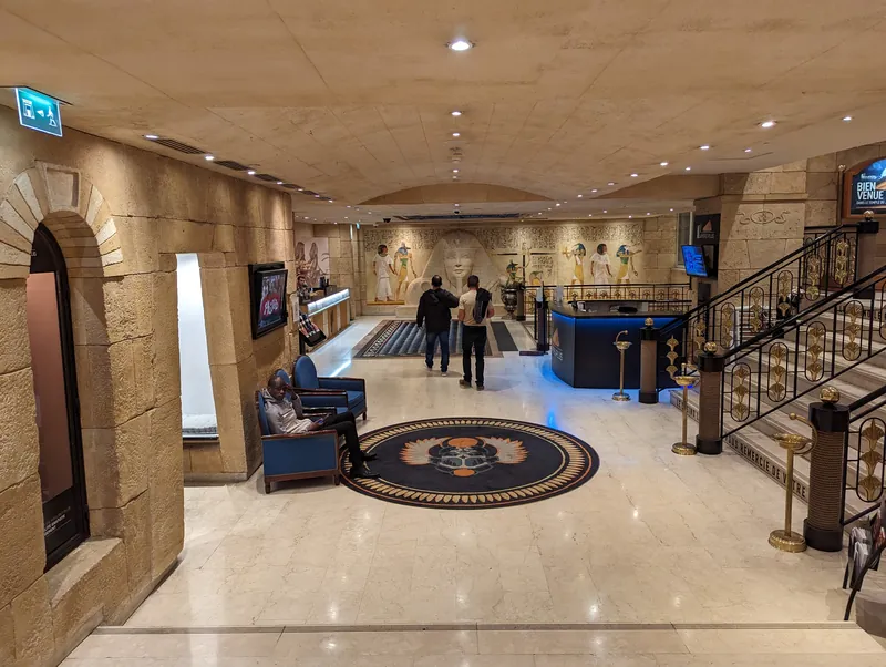 Hall au décor égyptien du Grand Casino Partouche Lyon Le Pharaon