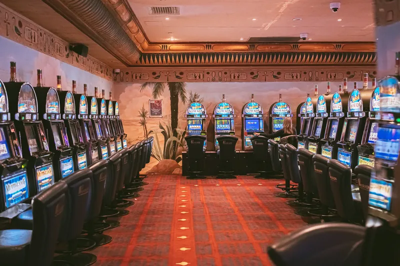 Rangées de machines à sous du Grand Casino Partouche Lyon Le Pharaon