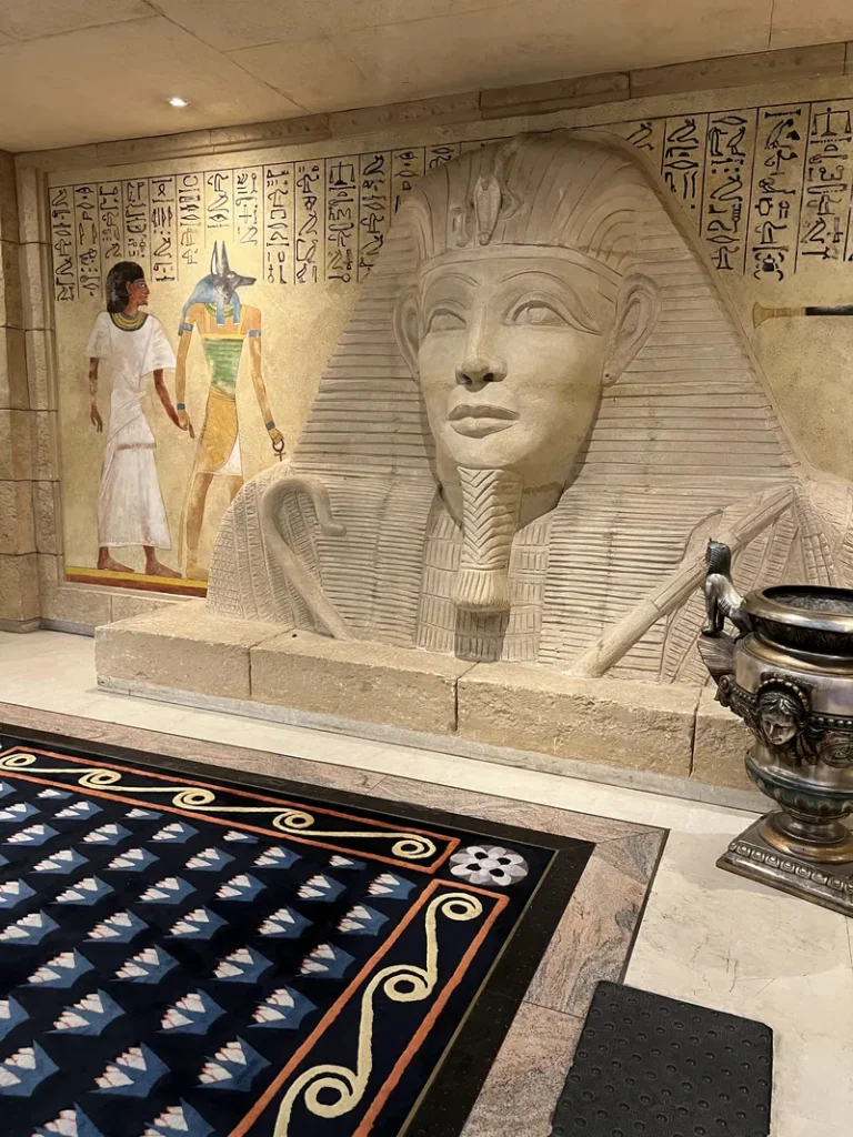 Statue de sphinx dans la salle de jeux du Grand Casino Partouche Lyon Le Pharaon