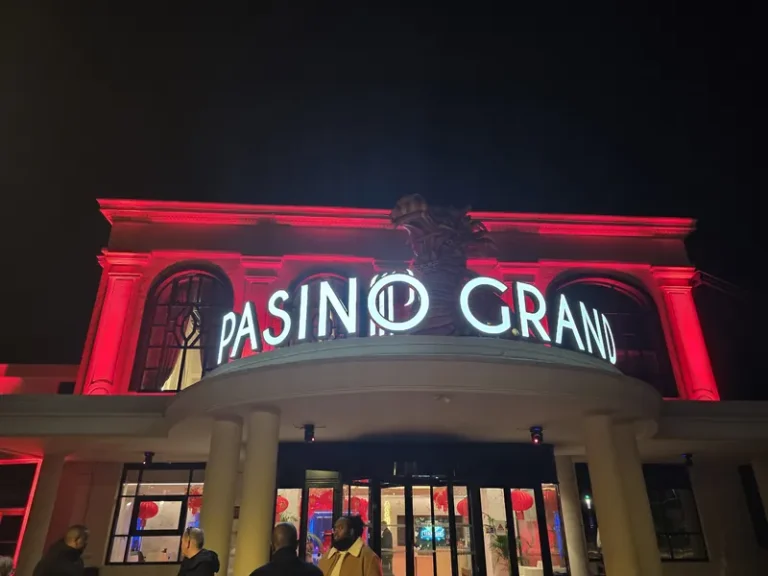 Façade principale du Pasino Grand Partouche La Tour de Salvagny