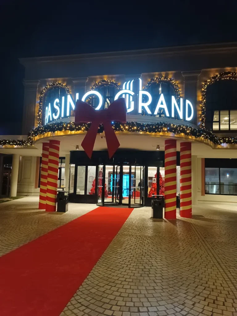 Entrée éclairée de nuit du Pasino Grand Partouche La Tour de Salvagny