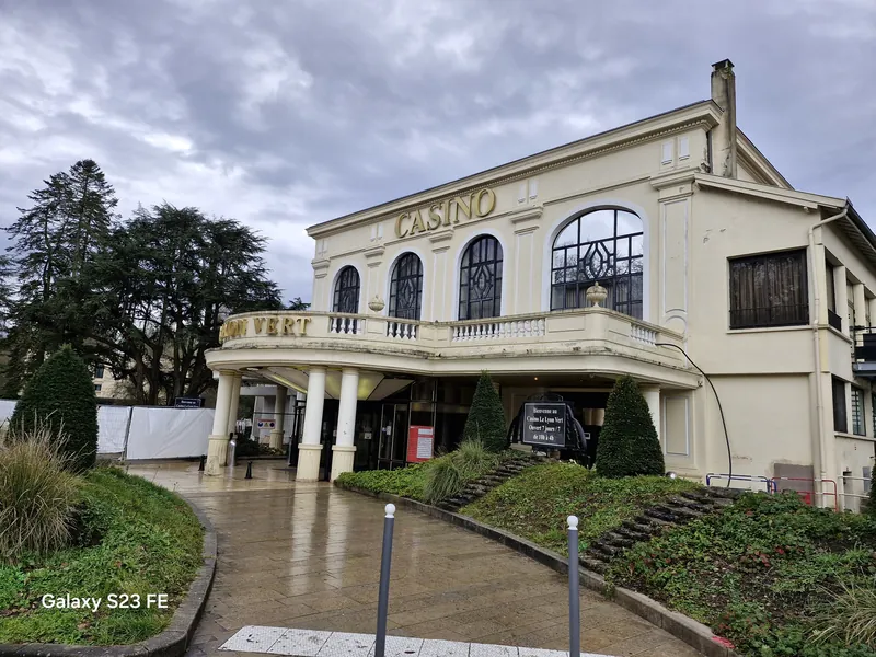 Façade en journée du Pasino Grand Partouche La Tour de Salvagny