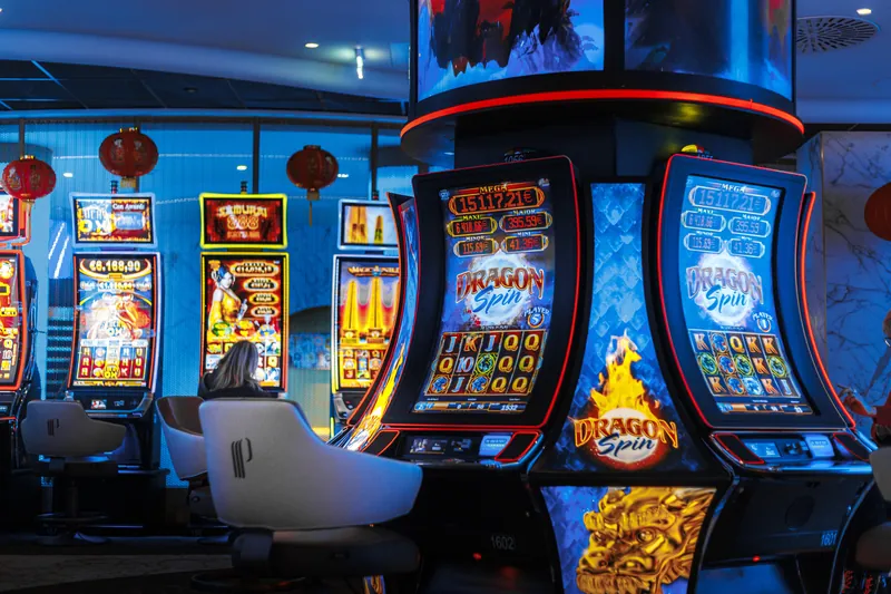 Machines à sous au décor de dragon du Pasino Grand Partouche La Tour de Salvagny