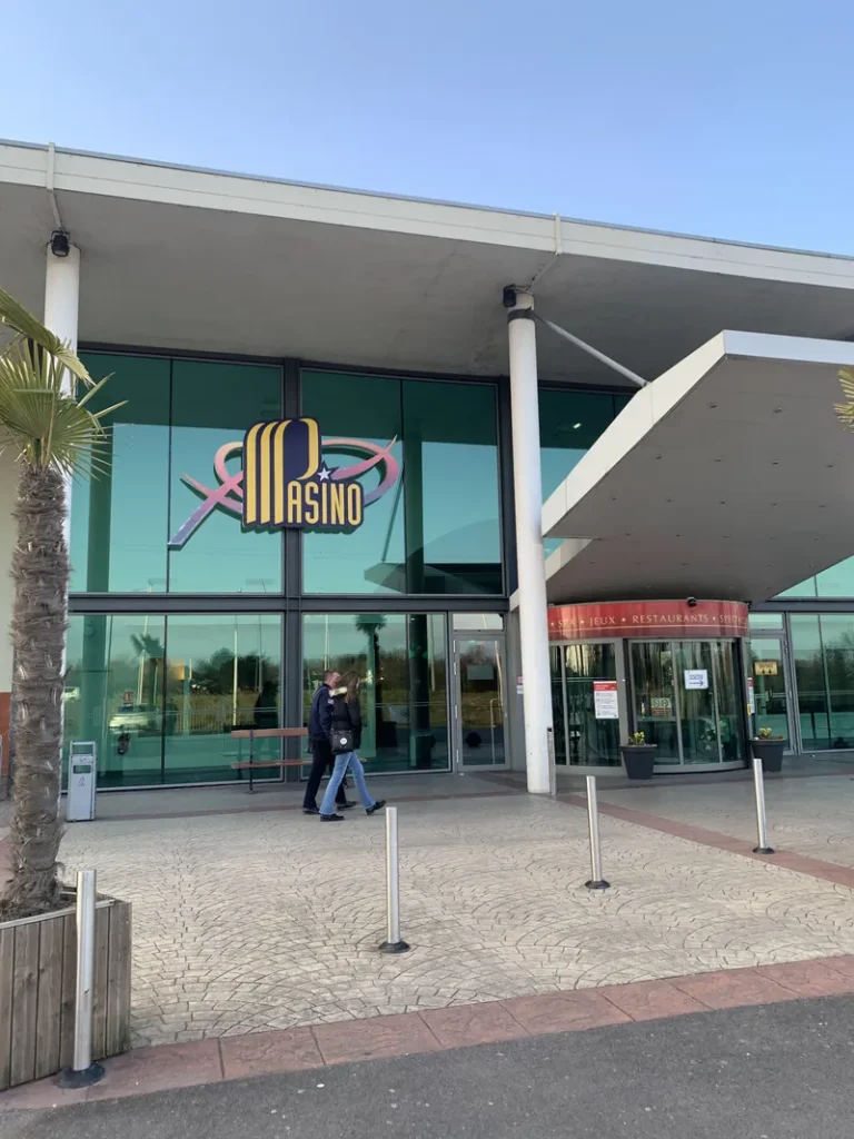 Entrée vitrée au Pasino Partouche Saint-Amand-les-Eaux