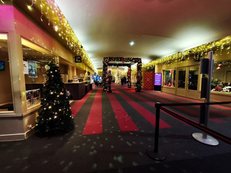 Hall au décor festif au Pasino Partouche Saint-Amand-les-Eaux
